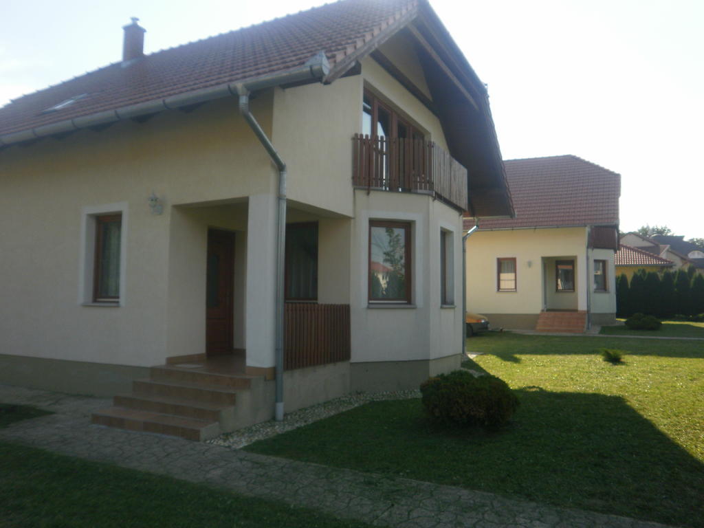 Zalakarosi Egerfa Nyaralohaz Foeldszinti Es Emeleti Apartman Exterior foto