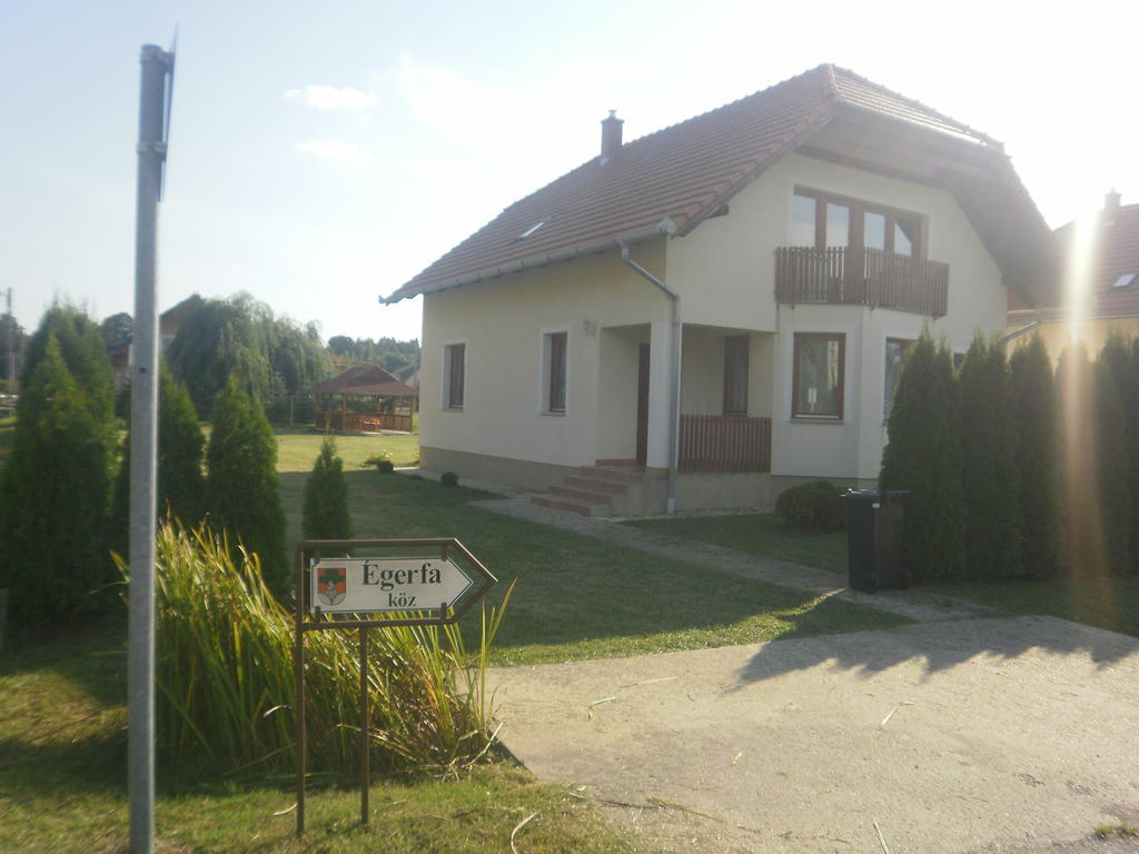 Zalakarosi Egerfa Nyaralohaz Foeldszinti Es Emeleti Apartman Exterior foto
