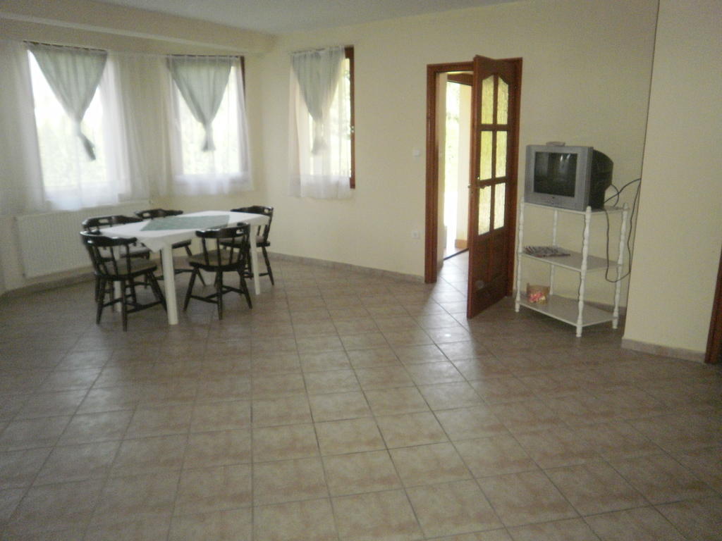 Zalakarosi Egerfa Nyaralohaz Foeldszinti Es Emeleti Apartman Cameră foto